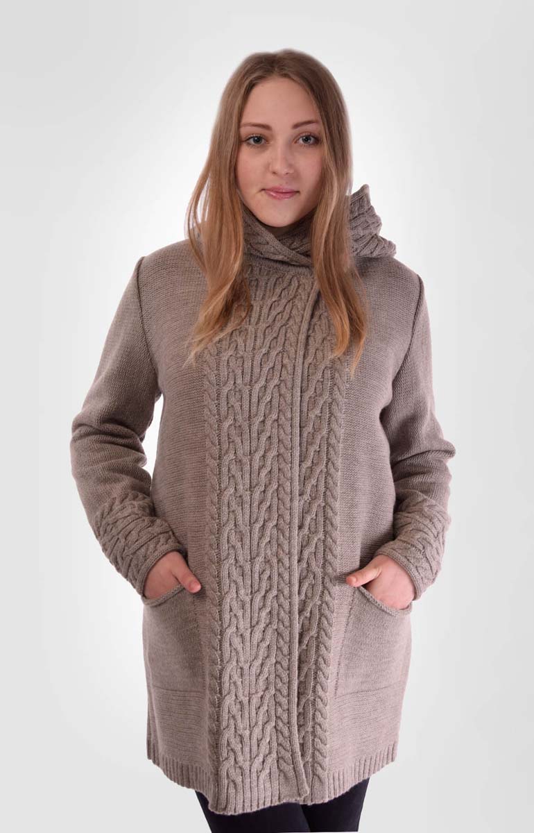 Пальто женское Milana Style, цвет: кофейный. 934. Размер 52934 Пальто женское Milana Style, цвет: кофейный. 934. Размер 52934Двубортное пальто от Milana Style прямого силуэта. Застежка на две пуговицы сверху. По всей длине передней планки застежки нет - на запах. Два цельновывязанных кармана с красивым эффектом приспущенных петель. Объемная вязка аранами по бортам и манжетам длинных рукавов изделия смотрится очень стильно. Таким же узором выполнен объемный капюшон. Отделка в резинку.