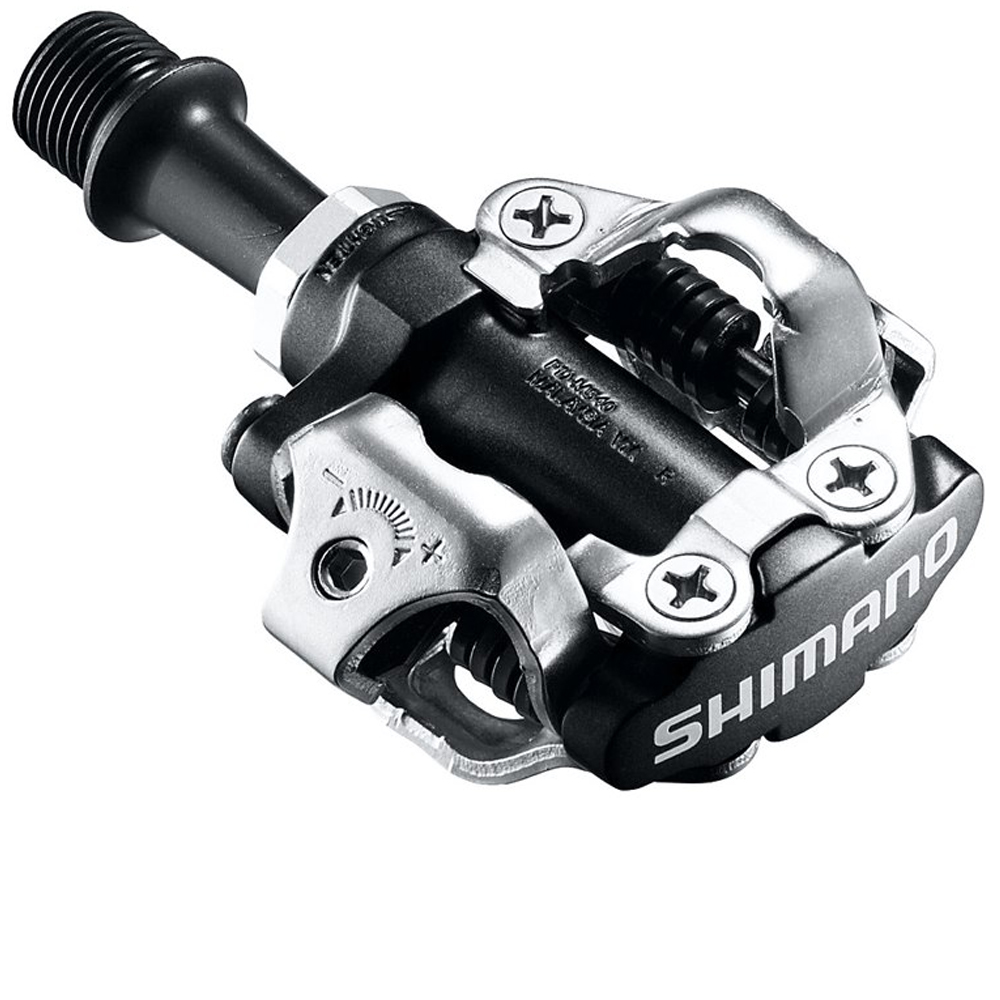 Педали Shimano M540, с шипамиEPDM540 Педали Shimano M540, с шипамиEPDM540Открытый механизм застегивания и малый вес для серьезных внедорожных гонщиков.Классические надежность и качество SPD.Регулируемое усилие застегивания и отстегивания.Отличная защита от грязи и мусора для любой педали в своем классе.Не требующая обслуживания хромомолибденовая картриджная ось с глухими подшипниками.