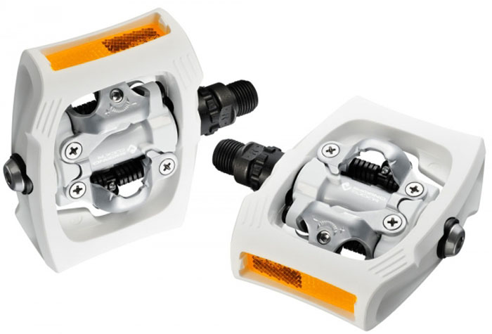 Педали Shimano T400, SPD CLICKR, с шипами SH56, цвет: белыйEPDT400WR Педали Shimano T400, SPD CLICKR, с шипами SH56, цвет: белыйEPDT400WRПедали, T400, SPD CLICKR, с шипами SH56, цвет белыйУДОВОЛЬСТВИЕ ОТ КАТАНИЯ ДЛЯ КАЖДОГО - Более легкая пружина для упрощения отстегивания-застегивания - Плавающая рамка для облегчения застегивания - Встроенный отражатель - Регулировка усилия застегивания и отстегивания - Не требующая обслуживания хромолибденовая картриджная ось с глухими подшипниками - SM-SH56 (шипы многонаправленного отстегивания) прилагаются