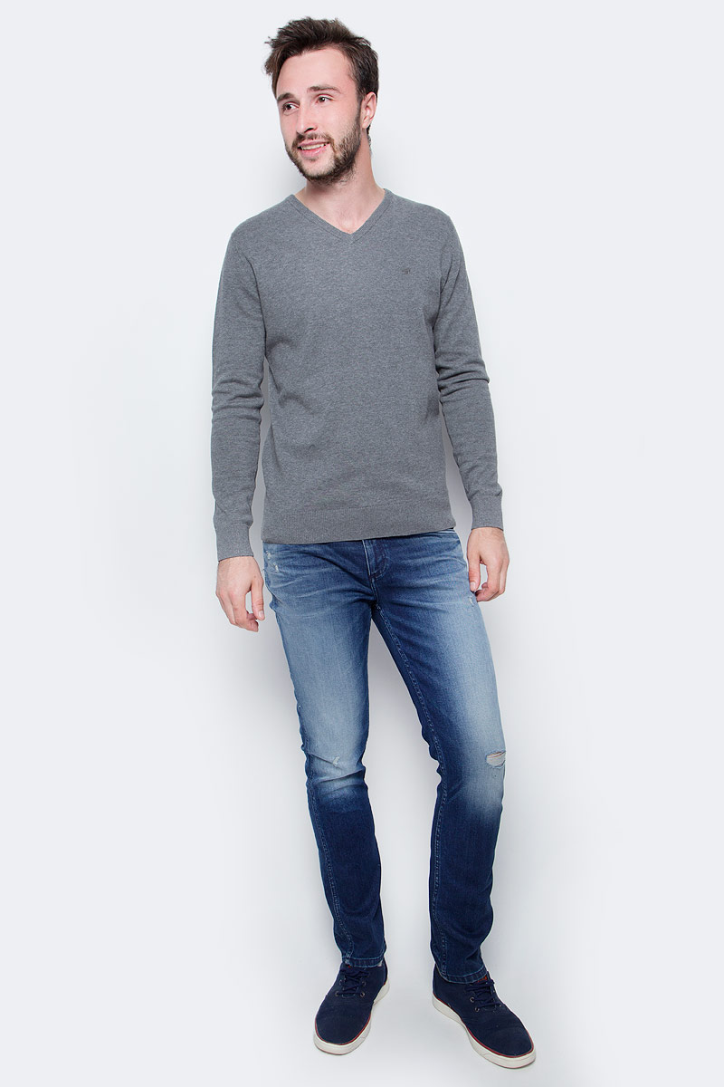 Джинсы мужские Calvin Klein Jeans, цвет: синий. J30J305488_9153. Размер 29 (42/44)J30J305488_9153 Джинсы мужские Calvin Klein Jeans, цвет: синий. J30J305488_9153. Размер 29 (42/44)J30J305488_9153Стильные мужские джинсы Calvin Klein выполнены из высококачественного материала. Модель прямого кроя со станартной посадкой. Джинсы застегиваются на металлическую пуговицу в поясе и ширинку на застежке-молнии, имеются шлевки для ремня. Джинсы имеют классический пятикарманный крой: спереди модель дополнена двумя втачными карманами и одним маленьким накладным кармашком, а сзади - двумя накладными карманами. Изделие оформлено прострочкой и фирменной нашивкой сзади.