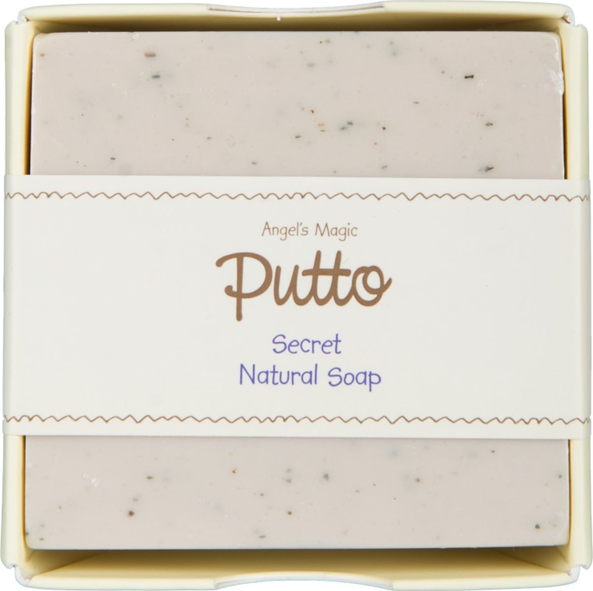 Putto Secret Мыло детское с натуральными экстрактами 100 г77D088101 Putto Secret Мыло детское с натуральными экстрактами 100 г77D088101Питательное детское мыло Putto Secret с нежным приятным ароматом на основе 100% натурального кокосового масла. Бережно очищает кожу ребенка.Тройной магический эффект церамида обеспечивается за счет содержания уникального компонента NHEB-05 (запатентованная формула для чувствительной кожи), церамида и природного увлажняющего компонента бета-глюкан, которые создают мощную надежную защиту кожи, увлажняют , смягчают кожу , препятствуют сухости кожных покровов , предотвращают зуд. Содержит компонент, способствующий заживлению кожных рубцов.Натуральное мыло для детей обладает прекрасным ранозаживляющим свойством.Моментальное устранение дискомфорта за счет увлажнения и натуральных успокаивающих компонентов.Мыло для детей содержит натуральные масла - масло чайного дерева, масло виноградных косточек, масло жожоба, масло ромашки, а также сквалеи и экстракт Алоэ Вера, которые известны своими целебными свойствами.Экстракты таких лекарственных трав как экстракт хауттюйнии сердцевидной, экстракт азиатского подорожника, экстракт будры плющевидной, экстракт вяза, экстракт шелковицы оказывают успокаивающее действие для сухой, чувствительной кожи, устраняют зуд, а также увлажняют и питают детскую чувствительную кожу.Компоненты входящие в состав натурального мыла:Церамиды - важнейший липидный компонент клеточной мембраны. Являются мощным защитным барьером для кожи, восстанавливают липиды кожи. В наибольшей степени церамиды предотвращают потерю влаги предотвращают сухость и шелушение.Бета-глюкан - природный компонент, который обеспечивает обильное увлажнение.Масло чайного дерева обладает сильным бактерицидным и противовоспалительным действием.Масло виноградных косточек содержит очень много полиненасыщенной линолевой кислоты класса Омега-6 (от 50% до 80%) и мононенасыщенной олеиновой кислоты класса Омега-9. Также содержат много флавоноидов, в том числе проантоцианиды, которые увеличивают содержание витамина С внутри клеток. Защищают коллагеновые волокна от повреждения свободными радикалами, подавляют синтез липидных перекисей. Уменьшают воспалительные и аллергические реакции.Масло жожоба отличается высоким содержанием витамина Е, что определяет его антиоксидантное, противовоспалительное, регенерирующее свойство. Превосходный комплекс смягчающих и увлажняющих свойств, известно своими противовоспалительными свойствами, показано для ухода за сухой, пересушенной, воспаленной, шелушащейся кожей.Масло ромашки обладает бактерицидным и противовоспалительным действием. Используется для ухода за сухой, чувствительной кожей. Успокаивает воспаления и устраняет аллергические проявления.Экстракт Алоэ Вера содержит много биологически активных веществ: витамины A, B, C, E, полисахариды, ферменты, минералы, аминокислоты. Самые выраженные действия экстракта Алоэ Вера на кожу: антибактериальное и противовоспалительное (ускоряет заживление ран), защищает от свободных радикалов и увеличивает синтез коллагена, стимулирует обменные процессы, тонизирует и увлажняет кожу. Подходит для чувствительной кожи.Сквален обладает смягчающим бактерицидным свойствами. Восстанавливает липиды кожи. Наличие церамидов способствует образованию липидного барьерного слоя кожи.Церамиды - это подкласс липидных молекул. Являются важнейшим липидным компонентом клеточной мембраны. В наибольшей степени церамиды предотвращают потерю влаги предотвращают сухостьПоказания:Гигиена сухой и чувствительной кожи: интенсивная, хроническая и рецидивирующая сухость кожи, раздраженная сухая кожа, шелушащаяся кожа с неровным рельефом. Для новорожденных, младенцев и детей. Идеально подходит для взрослых. Мыло можно использовать на поврежденных участках кожи.Регулярное применение создаёт надежную защиту кожи, препятствует сухости и устраняет