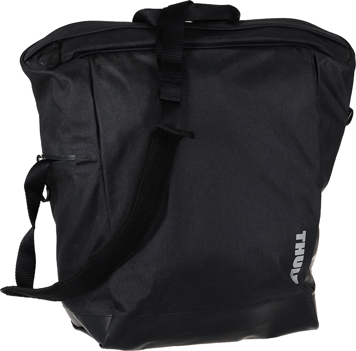 Сумка велосипедная Thule Tote, цвет: черный, 23,5 л100001_черный Сумка велосипедная Thule Tote, цвет: черный, 23,5 л100001_черныйВелосипедная сумка Thule Tote выполнена из высококачественных материалов в городском стиле. Легко трансформируется в повседневную сумку. Сумка имеет одно главное отделение, которое позволяет удобно помещать крупные вещи. Изделие оснащено удобными ручками и регулируемым ремнем через плечо.Система крепления проста в использовании, безопасна и имеет малый уровень вибрации. Крепления-невидимки легко отщелкиваются для максимального удобства при переноске без велосипеда. По бокам сумки расположен карман без застежки и карман на молнии для хранения наплечного ремня. Светоотражающие полоски повышают заметность на дороге в темное время суток.Сумку можно установить с любой стороны велосипеда. Она подходит к большинству видов багажника.