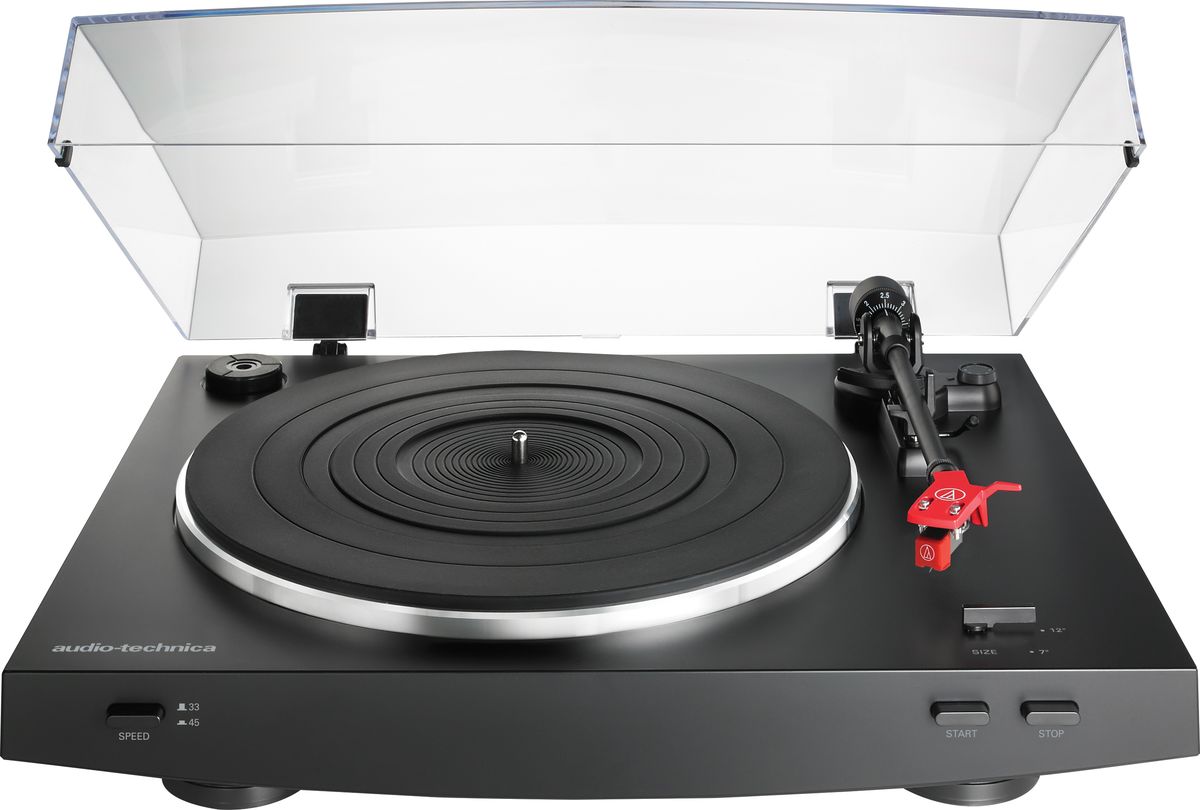 Audio-Technica AT-LP3, Black проигрыватель виниловых дисков15119320 Audio-Technica AT-LP3, Black проигрыватель виниловых дисков15119320LP3 сочетает великолепное аналоговое звучание с продвинутыми функциями, уникальными для полностью автоматических проигрывателей с ременным приводом. Вы можете воспроизводить записи со скоростями 33,3 и 45 об/мин с помощью предустановленного картриджа AT91R с двойным подвижным магнитом или же воспользуйтесь универсальным хэдшеллом, установленным на тонарм (он позволит вам эксперементировать с различными картриджами, будь они с подвижным магнитом или с подвижной катушкой). LP3 также оснащен встроенным фонокорректором и призван явить собой новый уровень удовольствия для многих любителей винила.Полностью автоматический проигрыватель с ременным приводом, две скорости воспроизведения: 33,3 и 45 об/минУравновешенный прямой тонарм с гидравлическим микролифтом и фиксацией в нерабочем положенииВстроенный предусилитель линейного/фоно уровня с присоединенным кабелем RCAПереключение режимов подвижный магнит/подвижная катушкаКартридж AT91R с двойным подвижным магнитом и универсальный хэдшелл AT-HS3 в комплектеАнтирезонансный, литой алюминиевый диск с резиновым матом толщиной 4,5 ммЗадемпфированная конструкция стола, снижающая окраску в низкочастотном диапазонеСкорости воспроизведения^ 33 1/3, 45 об/минСоотношение сигнал/шум^ (>) 50 дБУровень выходного сигнала Phono: 1,5 - 3,6 мВLine: 129 - 313 мВPhono Pre-Amp: 36 дБМотор DC с сервоуправлением