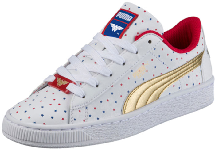 Кеды для девочки Puma JL Wonder Woman Basket Jr, цвет: белый, золотистый. 36399701. Размер 5 (37)36399701 Кеды для девочки Puma JL Wonder Woman Basket Jr, цвет: белый, золотистый. 36399701. Размер 5 (37)36399701В этом сезоне Puma вызывает к жизни самую загадочную героиню из персонажей Лиги справедливости – Чудо-женщину! Модель JL Wonder Woman Basket Jr от Puma выполнена из комбинированной кожи и декорирована красными и синими звездами, ставшими эмблемой героини, золотым покрытием фирменной боковой полосы и тисненым золотом узнаваемым силуэтом Чудо-женщины на заднике. Шнуровка надежно фиксирует изделие на ноге. Кожаная стелька позволяет ногам дышать. Рифленая поверхность подошвы обеспечивает отличное сцепление с любой поверхностью. Потрясающая модель броского дизайна подходит героиням всех возрастов!