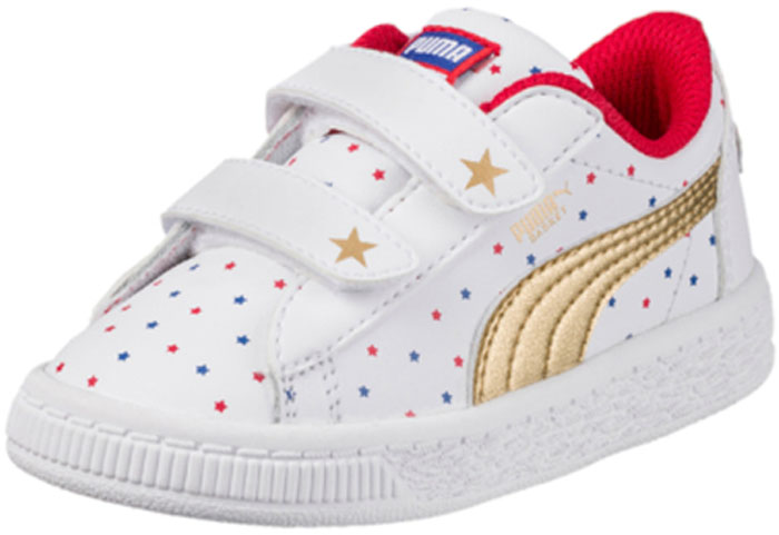 Кеды для девочки Puma JL Wonder Woman Basket V PS, цвет: белый, золотистый. 36399801. Размер 13 (31)36399801 Кеды для девочки Puma JL Wonder Woman Basket V PS, цвет: белый, золотистый. 36399801. Размер 13 (31)36399801В этом сезоне Puma вызывает к жизни самую загадочную героиню из персонажей Лиги справедливости – Чудо-женщину! Модель JL Wonder Woman Basket V PS от Puma выполнена из комбинированной кожи и декорирована красными и синими звездами, ставшими эмблемой героини, золотым покрытием фирменной боковой полосы и тисненым золотом узнаваемым силуэтом Чудо-женщины на заднике. Застежки-липучки надежно фиксируют изделие на ноге. Кожаная стелька позволяет ногам дышать. Рифленая поверхность подошвы обеспечивает отличное сцепление с любой поверхностью. Потрясающие кроссовки броского и в то же время очень женственного дизайна подходят героиням всех возрастов!