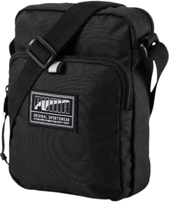Сумка на плечо Puma Academy Portable, цвет: черный, 2 л. 0747210107472101 Сумка на плечо Puma Academy Portable, цвет: черный, 2 л. 0747210107472101Сумка имеет главное отделение на молнии, карман на молнии спереди, функциональную подкладку из полиэстера с изнанкой из полиуретана и лямку через плечо из плотной тесьмы регулируемой длины. Символика PUMA представлена на металлическом язычке застежки-молнии кармана спереди и на тканом ярлыке с надписью PUMA спереди. Сумка декорирована тесьмой из светоотражающего материала спереди, а в язычок застежки-молнии переднего отделения продернут светоотражающий шнур.