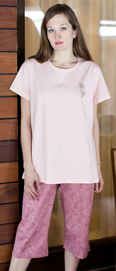 Костюм домашний женский Vienettas Secret Beautiful: футболка, бриджи, цвет: розовый. 609039 2181. Размер XL (50/52)609039 2181 Костюм домашний женский Vienettas Secret Beautiful: футболка, бриджи, цвет: розовый. 609039 2181. Размер XL (50/52)609039 2181Домашний женский костюм Vienettas Secret, состоящий из футболки и бридж, изготовлен из натурального хлопка. Футболка с круглым вырезом горловины и короткими рукавами оформлена небольшим принтом. Бриджи с эластичным поясом имеют утягивающий шнурок, который улучшает посадку на талии. Выполнено изделие стильным принтом с узорами.