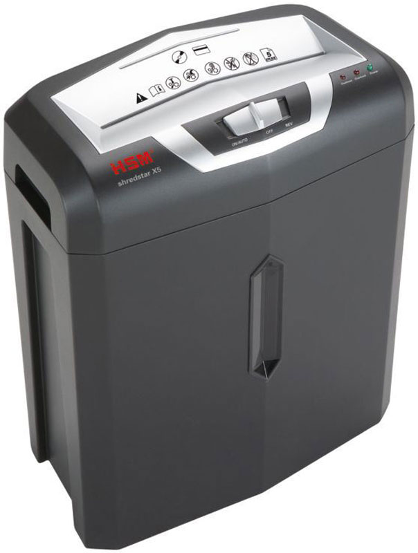 HSM Shredstar X5 шредер1043111 HSM Shredstar X5 шредер1043111Шредер HSM Shredstar X5 создан для уничтожения небольших объёмов бумаги и может быть использован как дома, так и в небольших офисах компаний. 3-й уровень секретности позволит уничтожать одновременно 7 листов до частиц размером 4.0 x 38 мм.Режущие ножи персонального шредера изготавливаются из тщательно подогнанных друг к другу стальных цилиндров. Это позволяет режущему механизму служить максимально долго и кардинально снизить уровень шума, что делает шредер HSM Shredstar X5 идеальным для работы в офисных кабинетах.Благодаря пониженному трению между ножами, снижается мощность, потребляемая уничтожителем, а ножи практически не изнашиваются. Возможное попадание вместе с бумагой степлерных скрепок не повлияет на работу шредера, но не рекомендуется их специальное уничтожение.Шредер оснащен кнопками включения питания, реверса и режима непрерывной работы. Двигатель включается автоматически при загрузке материалов в приемное окно и выключается после окончания работы. Режим непрерывной работы заставляет двигатель работать постоянно, тем самым вы экономите время на уничтожение больших объёмов документов.