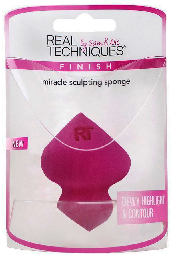 Real Techniques Спонж для скульптурирования Miracle Sculpting Sponge1518M Real Techniques Спонж для скульптурирования Miracle Sculpting Sponge1518MСпонж - это инновационный инструмент для совершенного контуринга и расставления световых акцентов в макияже. Спонж имеет 6 различных граней для нанесения косметических средств на разные области лица. Большая сторона спонжа предназначена для нанесения и растушевки скульптора, бронзера или румян, а маленькая – для хайлайтера. Благодаря гибкости материала и чуть заостренным наконечникам с обеих сторон спонж позволяет создавать с помощью бронзера линии любой, даже самой небольшой ширины, а также легко растушевывать хайлайтер на области под бровями или во впадинке над верхней губой.Продукт не содержит латекса.