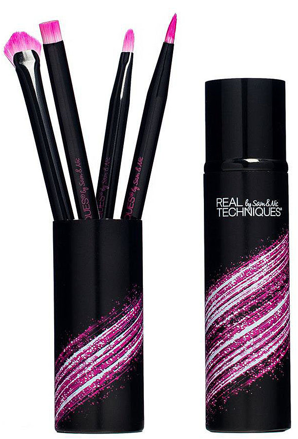 Real Techniques Набор для макияжа губ Prep + Color Lip Set1571 Real Techniques Набор для макияжа губ Prep + Color Lip Set1571Кисти № 1 в Великобритании. Лимитированный набор Prep + Color Lip Set содержит все необходимое для создания идеального макияжа губ. В составе набора:Отшелушивающая кисть lip smoothing brush. Используйте кисть с вашим любимым скрабом или бальзамом для губ до нанесения продукта для макияжа.Кисть для проработки линий lip lining brush. Кисть с тонким кончиком помогает точно наносить помаду или лайнер на внешние края губ.Плоская, закругленная кисть lip brush плавно смешивает цвет на ваших губах для идеального результата.Кисть lip fan brush. Многофункциональная широкая форма кисти помогает растушевать продукт от центра, закрепить цвет или нанести пудру на внешние края губ для фиксации продукта на губах.Футляр для хранения кистей.