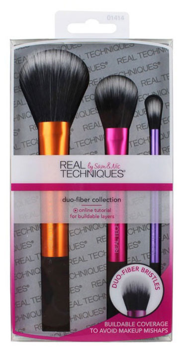 Real Techniques Набор кистей Дуофибра Duo Fiber Collection1414М Real Techniques Набор кистей Дуофибра Duo Fiber Collection1414МНабор кистей, в который входят основные инструменты, необходимые в создании макияжа – кисть для тональной основы, кисть для пудры и румян и кисть для нанесения консилера. Все кисти имеют высококачественный ворс из таклона – синтетического волокна, близкого по своим свойствам к натуральному. Таклоновый ворс отличается потрясающей мягкостью. Он нежно скользит по поверхности кожи, не царапая и не раздражая ее. Подходит для любой, даже чувствительной и проблемной кожи.Набор включает в себя три кисти:MultiTaskBrush — большая пушистая кисть для равномерного нанесения и растушевки пудры и румян;EssentialFoundationBrush — плоская закругленная кисть для тональной основы. Удобная форма ворса позволяет создать совершенный и естественный тон лица;DomedShadowBrush — самая маленькая в комплекте кисть. Ей удобно наносить и растушевывать консилер и тени для век любой текстуры. Нежный ворс делает процесс макияжа максимально приятным.
