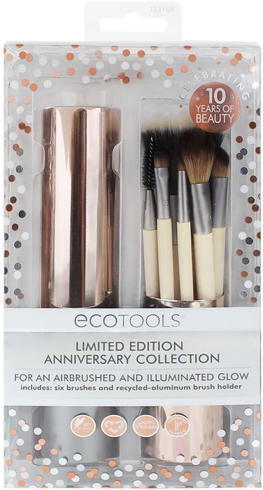 EcoTools Набор кистей Limited Edition Anniversary Collection1331UK EcoTools Набор кистей Limited Edition Anniversary Collection1331UKЛимитированный набор, выпущенный к 10-летней годовщине бренда и включающий 6 кистей для полноценного макияжа: пушистую кисть-дуофибру для тона, кисть для хайлайтера, кисть для нанесения и растушевки теней, плоскую кисть для подводки, кисть для макияжа глаз и губ, а также щеточку для оформления бровей. Представлен в стильном кофре для хранения и транспортировки набора.