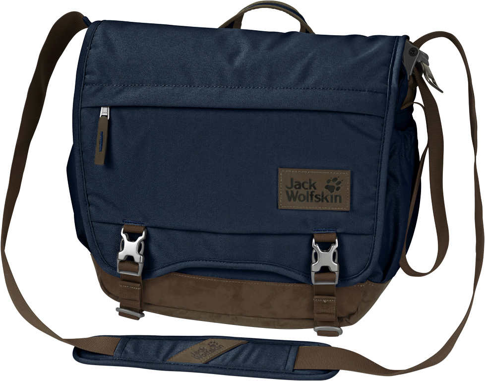 Сумка на плечо Jack Wolfskin Camden Town, цвет: темно-синий, 16 л. 2003312-10102003312-1010 Сумка на плечо Jack Wolfskin Camden Town, цвет: темно-синий, 16 л. 2003312-10102003312-1010Сумка на плечо Jack Wolfskin Camden Town выполнена из прочной ткани из переработанных материалов. Отлично подходит как для путешествий, так и для ежедневного использования. Сумка через плечо Camden Town с удовольствием станет вашей спутницей и по дороге на работу, и в кругосветном путешествии. В основное отделение на молнии вмещаются не только ежедневные мелочи, но и планшет (10”). Отделение для планшета оснащено мягкой защитой. А под передним клапаном есть дополнительное место для хранения.Износостойкая ткань из переработанных материалов и отделка из искусственной замши придают сумке фирменный облик.Объем: 16 л.