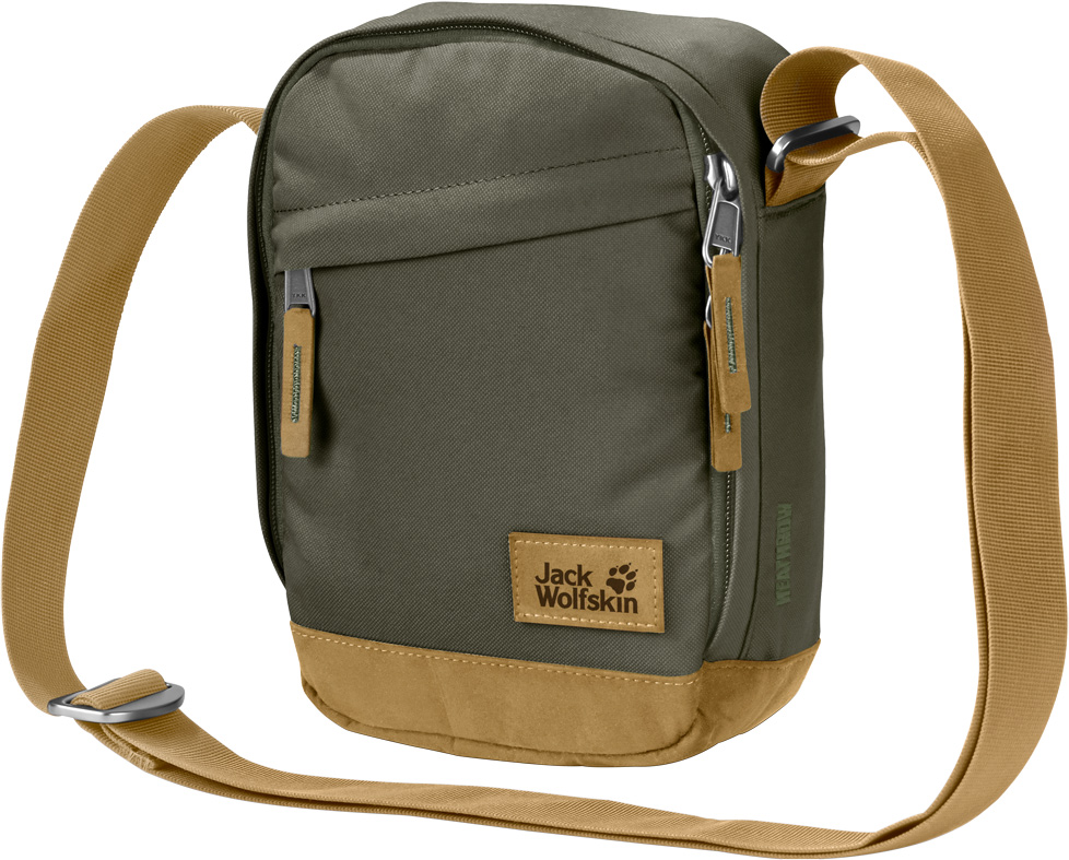Сумка на плечо Jack Wolfskin Heathrow, цвет: хаки, 2 л. 2004132-50522004132-5052 Сумка на плечо Jack Wolfskin Heathrow, цвет: хаки, 2 л. 2004132-50522004132-5052Сумка на плечо Jack Wolfskin Heathrow особенно удобна для путешествий на самолете.Основное отделение широко раскрывается с помощью молнии, так что вам не придется долго искать паспорт, деньги или билеты. Передний карман тоже оснащен застежкой-молнией. Фирменный стиль этой сумки заключается в сочетании износостойкой ткани из переработанных материалов с основанием и отделкой из искусственной замши.Объем: 2 л.