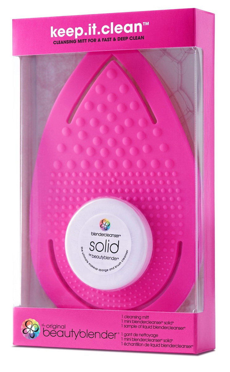 Beautyblender Рукавичка для очищения спонжей и кистей keep.it.clean1058 Beautyblender Рукавичка для очищения спонжей и кистей keep.it.clean1058Розовая текстурированная рукавица Beautyblender keep.it.clean позволяет очистить спонжи или кисти прямо на ладони. Комплект включает в себя мини-мыло и мини-упаковку геля blendercleanser®, что позволяет выбрать любимый способ очищения. Beautyblender - американский бренд, история которого началась с одноименного розового спонжа для нанесения макияжа. Создатель бренда - голливудский визажист Реа Энн Сильва, у которой за плечами более 20 лет работы в бьюти-индустрии. Поначалу Beautyblender был тайным ингредиентом съемочных площадок, но после неоднократных побед в престижной бьюти-премии Allure Best of Beauty получил известность и признание во всем мире. Сегодня коллекция продуктов Beautyblender включает спонжи, предназначенные для разных целей, а также очищающие средства и другие аксессуары для нанесения макияжа. Способ применения: Намыльте спонж или кисть для макияжа до появления пены с помощью очищающего мыла blendercleanser®. Аккуратно потрите намыленный продукт круговыми движениями о текстурированную часть рукавицы. Тщательно промойте спонж или кисть, чтобы удалить остатки мыла. Просушите все инструменты естественным путем после каждого использования.Особенности состава: не комедогенна.
