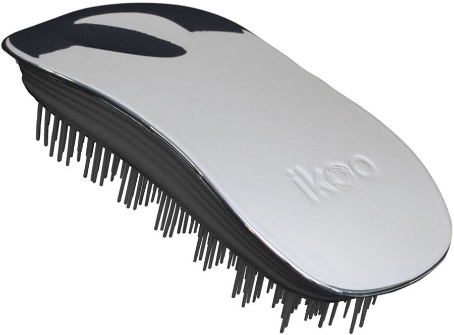 Ikoo Home Расческа для волос Black Oyster Metallic290221 Ikoo Home Расческа для волос Black Oyster Metallic290221Уникальный подход щетки IKOO — расположение и структура щетинок, которые позволяют не только легко распутывать и расчесывать волосы, но и делать массаж головы в соответствии с принципами традиционной китайской медицины. Щетинки стимулируют энергетические меридианы и рефлексогенные зоны, что также положительно влияет на вегетативную нервную систему. Благодаря оптимальной степени твердости щетины, волосы распутываются легко и без вытягивания. Щетка ikoo сохраняет свою функциональность даже после долговременного использования.Щетки IKOO изготовлены из высококачественной смолы и акрила. Для комфортного использования корпус щетки отделан натуральной резиной, что помогает надежно удерживать щетку в руке. Скомбинировав эти три материала, мы избежали использования дерева и натуральной щетины, так как эти материалы подходят не для всех типов волос, а также труднее очищаются. Щетки IKOO соблюдают все гигиенические стандарты за счет своего состава. Во процессе разработки мы уделили большое внимание дизайну щетки, чтобы и правшам, и левшам было комфортно ей пользоваться.