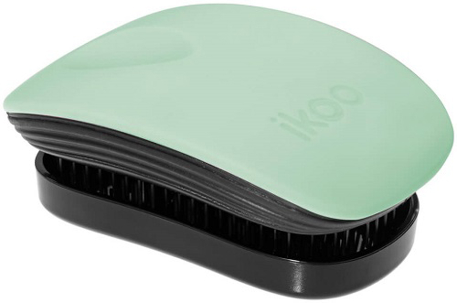 Ikoo Pocket Расческа для волос Paradise Black Ocean Breeze291181 Ikoo Pocket Расческа для волос Paradise Black Ocean Breeze291181Уникальный подход щетки IKOO — расположение и структура щетинок, которые позволяют не только легко распутывать и расчесывать волосы, но и делать массаж головы в соответствии с принципами традиционной китайской медицины. Щетинки стимулируют энергетические меридианы и рефлексогенные зоны, что также положительно влияет на вегетативную нервную систему. Благодаря оптимальной степени твердости щетины, волосы распутываются легко и без вытягивания. Щетка ikoo сохраняет свою функциональность даже после долговременного использования.Щетки IKOO изготовлены из высококачественной смолы и акрила. Для комфортного использования корпус щетки отделан натуральной резиной, что помогает надежно удерживать щетку в руке. Скомбинировав эти три материала, мы избежали использования дерева и натуральной щетины, так как эти материалы подходят не для всех типов волос, а также труднее очищаются. Щетки IKOO соблюдают все гигиенические стандарты за счет своего состава. Во процессе разработки мы уделили большое внимание дизайну щетки, чтобы и правшам, и левшам было комфортно ей пользоваться.