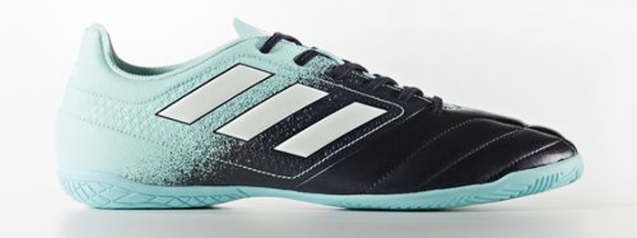 Кроссовки для футзала мужские Adidas ACE 17.4 IN, цвет: голубой, черный, белый. S77102. Размер 9 (42)S77102 Кроссовки для футзала мужские Adidas ACE 17.4 IN, цвет: голубой, черный, белый. S77102. Размер 9 (42)S77102Контролируй поле. Диктуй правила. Забивай под немыслимым углом. Управляй игрой в ACE. Эти футбольные бутсы с гибким верхом Control Feel обеспечивают прекрасное чувство мяча, делая каждый пас безукоризненным. Созданы для побед на полированных гладких покрытиях.Легкий и гибкий верх Control Feel повторяет форму стопы для абсолютного контроля мяча.Подошва TOTAL CONTROL для маневренности и превосходной устойчивости на полированных гладких покрытиях.