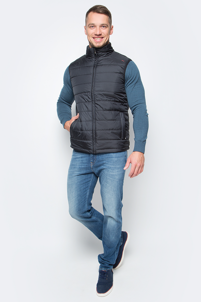 Жилет утепленный мужской Baon, цвет: черный. B657702_Black. Размер M (48)B657702_Black Жилет утепленный мужской Baon, цвет: черный. B657702_Black. Размер M (48)B657702_BlackУтепленный базовый жилет от Baon осенью можно носить как верхнюю одежду, а зимой поддевать под пальто или куртку в качестве дополнительного источника тепла. Проймы изделия окантованы эластичной бейкой. Объем нижней части жилета регулируется при помощи кулиски с утяжкой. По бокам расположены карманы на молнии, внутри - потайной карман на молнии и карман с пуговицей.
