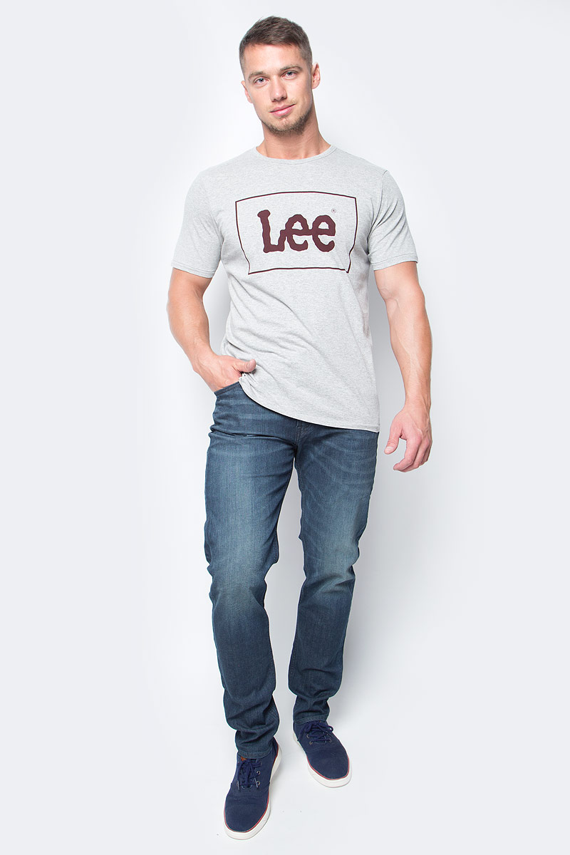 Джинсы мужские Lee, цвет: синий. L732QAID. Размер 36-34 (52-34)L732QAID Джинсы мужские Lee, цвет: синий. L732QAID. Размер 36-34 (52-34)L732QAIDМодные мужские джинсы Lee - это джинсы высочайшего качества, которые прекрасно сидят. Они выполнены из высококачественного натурального хлопка с эластаном, что обеспечивает комфорт и удобство при носке. Классические прямые джинсы стандартной посадки станут отличным дополнением к вашему современному образу. Джинсы застегиваются на пуговицу в поясе и ширинку на застежке-молнии, а также дополнены шлевками для ремня. Джинсы имеют классический пятикарманный крой: спереди модель оформлена двумя втачными карманами и одним маленьким накладным кармашком, а сзади - двумя накладными карманами. Эти модные и в тоже время комфортные джинсы послужат отличным дополнением к вашему гардеробу