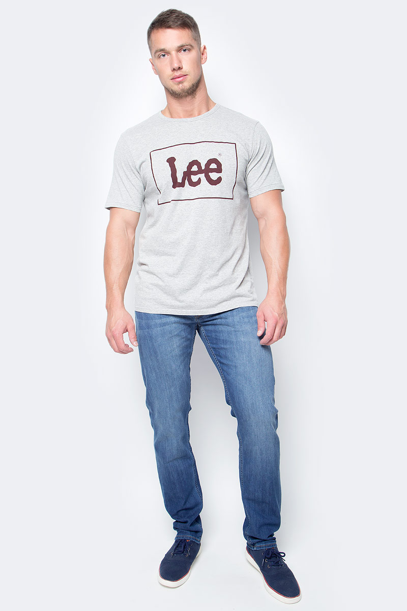 Джинсы мужские Lee Daren Zip Fly, цвет: светло-синий. L707ACDK. Размер 31-32 (46/48-32)L707ACDK Джинсы мужские Lee Daren Zip Fly, цвет: светло-синий. L707ACDK. Размер 31-32 (46/48-32)L707ACDKМужские джинсы Lee Daren Zip Fly выполнены из высококачественного хлопка с добавлением эластомультиэстера. Прямые джинсы стандартной посадки застегиваются на пуговицу в поясе и ширинку на застежке-молнии, дополнены шлевками для ремня. Джинсы имеют классический пятикарманный крой: спереди модель дополнена двумя втачными карманами и одним маленьким накладным кармашком, а сзади - двумя накладными карманами. Джинсы украшены декоративными потертостями.