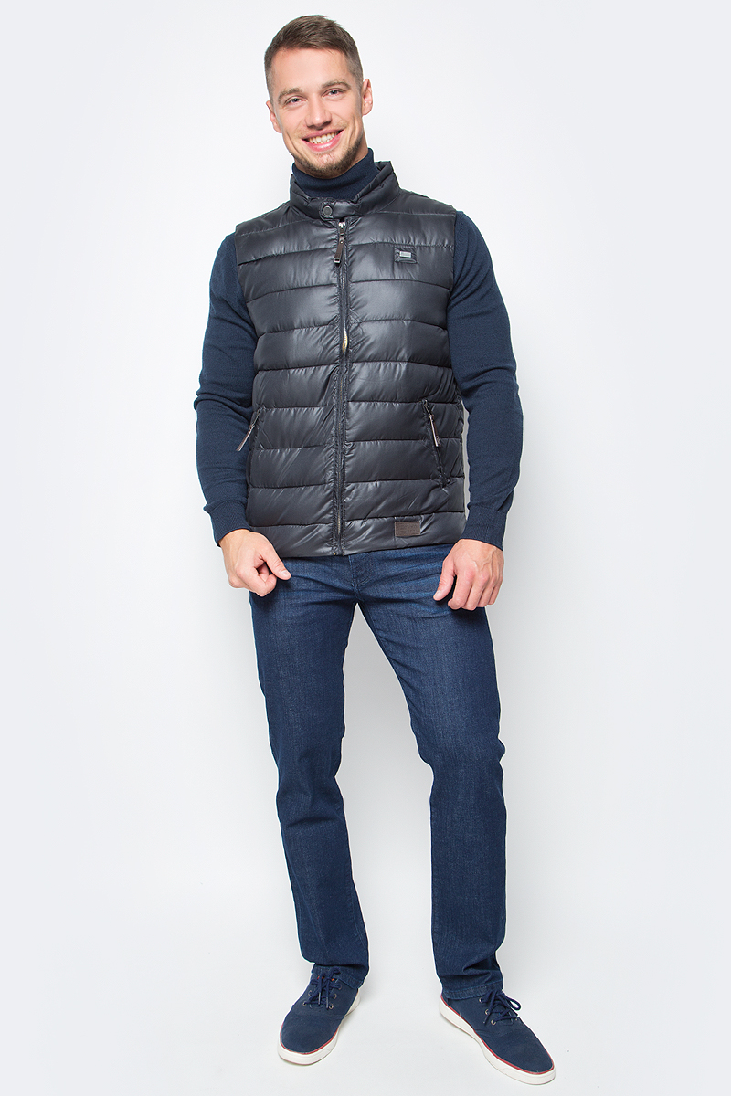 Жилет утепленный мужской Baon, цвет: темно-синий. B657505_Deep Navy. Размер S (46)B657505_Deep Navy Жилет утепленный мужской Baon, цвет: темно-синий. B657505_Deep Navy. Размер S (46)B657505_Deep NavyСтильный утепленный жилет от Baon с яркой подкладкой украсит ваш осенний гардероб. Изделие застегивается на молнию, воротник-стойка - на кнопку. По бокам расположены карманы с молниями, на подкладке имеется дополнительный карман с застежкой-липучкой. Все язычки застежек-молний дополнены удобными держателями из искусственной кожи. Жилет декорирован металлическим элементом, расположенным на груди.