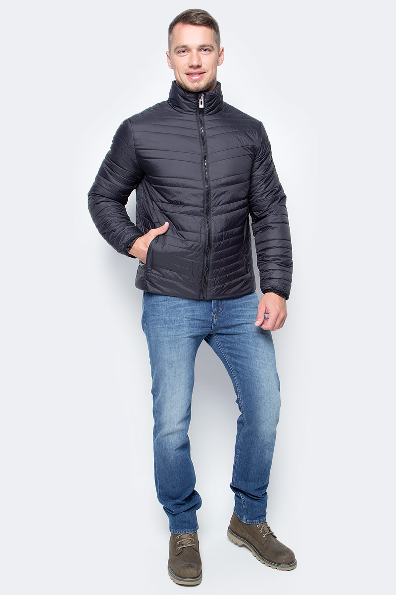 Куртка мужская Baon, цвет: черный. B537522_Black. Размер M (48)B537522_Black Куртка мужская Baon, цвет: черный. B537522_Black. Размер M (48)B537522_BlackСтильное решение для вашего осеннего гардероба - куртка от Baon с наклонной простежкой. Модель застегивается на молнию. По бокам расположены карманы с молниями, внутри потайной карман на молнии и потайной карман с пуговицей. Объем нижней части изделия регулируется при помощи кулиски с утяжкой. Манжеты изделия эластично присборены, за счет чего создается преграда для холода и ветра.