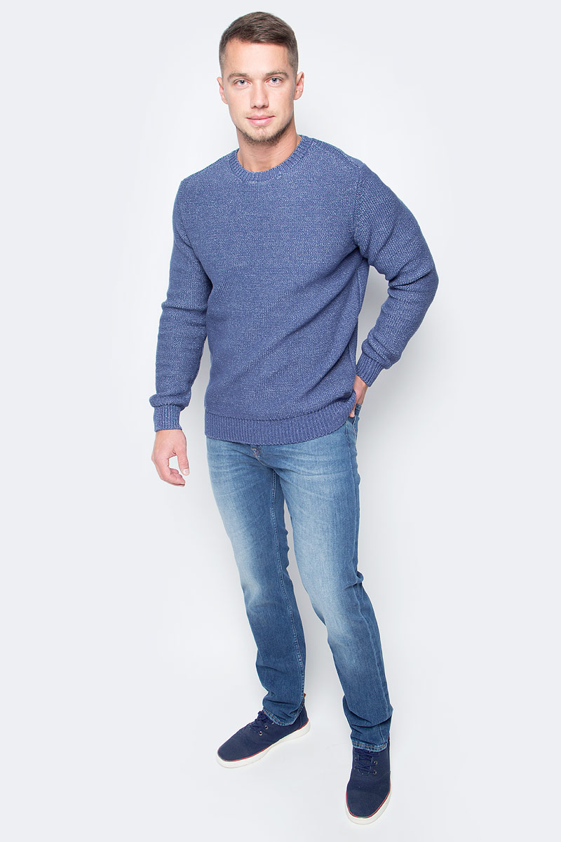 Джинсы мужские Lee, цвет: синий. L701APNP. Размер 38-32 (54-32)L701APNP Джинсы мужские Lee, цвет: синий. L701APNP. Размер 38-32 (54-32)L701APNPМодные мужские джинсы Lee - это джинсы высочайшего качества, которые прекрасно сидят. Они выполнены из высококачественного натурального хлопка с небольшим добавлением эластана, что обеспечивает комфорт и удобство при носке. Классические прямые джинсы стандартной посадки станут отличным дополнением к вашему современному образу. Джинсы застегиваются на пуговицу в поясе и ширинку на застежке-молнии, а также дополнены шлевками для ремня. Джинсы имеют классический пятикарманный крой: спереди модель оформлена двумя втачными карманами и одним маленьким накладным кармашком, а сзади - двумя накладными карманами. Модель оформлена эффектом потертости и контрастной прострочкой. Эти модные и в тоже время комфортные джинсы послужат отличным дополнением к вашему гардеробу.