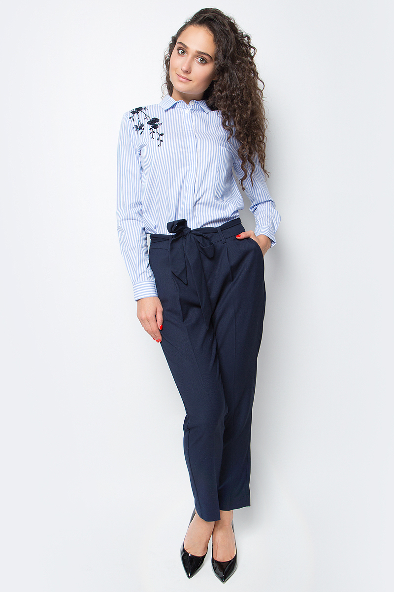 Брюки женские Baon, цвет: темно-синий. B297514_Dark Navy. Размер XXL (52)B297514_Dark Navy Брюки женские Baon, цвет: темно-синий. B297514_Dark Navy. Размер XXL (52)B297514_Dark NavyЭлегантные женские брюки от Baon со стрелками выполнены из высококачественного материала с добавлением вискозы. Модель галифе укороченного кроя в поясе застегивается на брючный крючок и имеет ширинку на молнии, дополнена широким пояском. Брюки по бокам дополнены втачными карманами со скошенными краями, сзади – ложными карманами.
