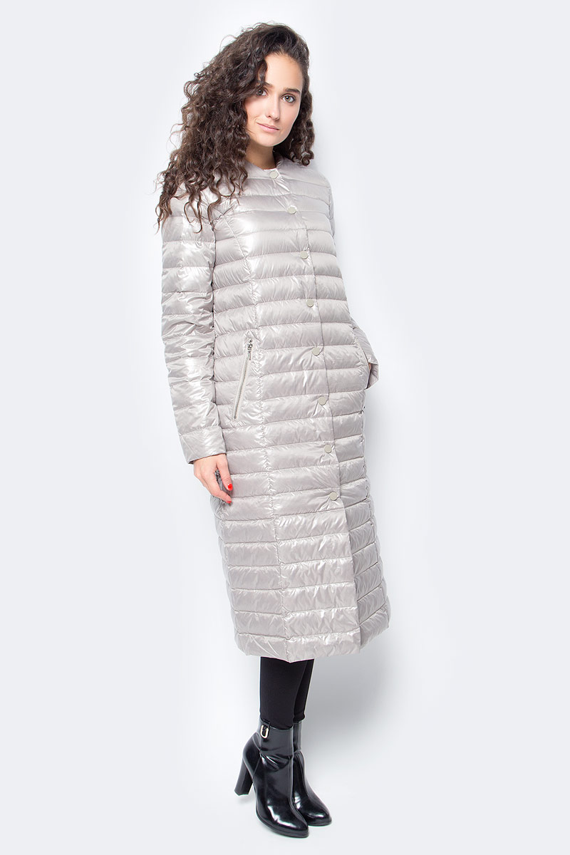 Пуховик женский Baon, цвет: бежевый. B017507_Light Cobble. Размер XL (50)B017507_Light Cobble Пуховик женский Baon, цвет: бежевый. B017507_Light Cobble. Размер XL (50)B017507_Light CobbleЛегкий длинный пуховик от Baon станет палочкой-выручалочкой вашего гардероба. Носите его осенью в качестве верхней одежды, а зимой надевайте под пальто для дополнительной теплоты. Пуховик отличается легкостью и компактностью, поэтому вы всегда сможете взять его с собой в поездку или на прогулку - в багаже или сумочке он займет мало места. Изделие имеет прямой крой и застежку на кнопки. По бокам расположены карманы с молниями.