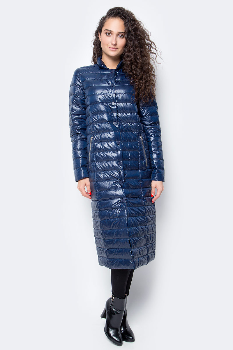 Пуховик женский Baon, цвет: синий. B017507_Dark Navy. Размер S (44)B017507_Dark Navy Пуховик женский Baon, цвет: синий. B017507_Dark Navy. Размер S (44)B017507_Dark NavyЛегкий длинный пуховик от Baon станет палочкой-выручалочкой вашего гардероба. Носите его осенью в качестве верхней одежды, а зимой надевайте под пальто для дополнительной теплоты. Пуховик отличается легкостью и компактностью, поэтому вы всегда сможете взять его с собой в поездку или на прогулку - в багаже или сумочке он займет мало места. Изделие имеет прямой крой и застежку на кнопки. По бокам расположены карманы с молниями.