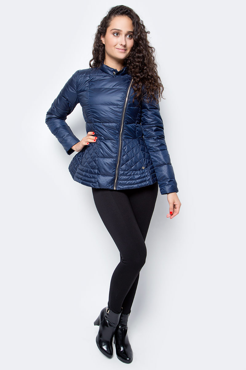 Пуховик женский Baon, цвет: синий. B017501_Dark Navy. Размер L (48)B017501_Dark Navy Пуховик женский Baon, цвет: синий. B017501_Dark Navy. Размер L (48)B017501_Dark NavyЭффектный женский пуховик от Baon создан специально для тех, кто привык выделяться из толпы. Модная модель подчеркнет красоту вашей фигуры и уникальность стиля. Модель застегивается на асимметричную застежку-молнию, воротник застегивается на кнопку. По бокам расположены карманы с застежками-молниями. Изделие декорировано небольшим фирменным логотипом со стразом.