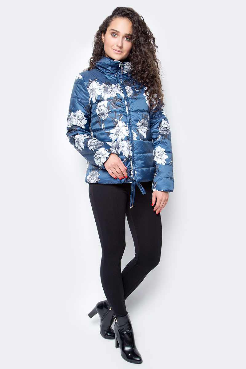 Куртка женская Baon, цвет: синий. B037624/B037524_Soft Saphire Printed. Размер L (48)B037524_Soft Saphire Printed Куртка женская Baon, цвет: синий. B037624/B037524_Soft Saphire Printed. Размер L (48)B037524_Soft Saphire PrintedСтильная куртка от Baon выполнена из высококачественного материала с утеплителем. Модель с длинными рукавами и воротником-стойкой застегивается на молнию, по низу затягивается шнурком-кулиской.