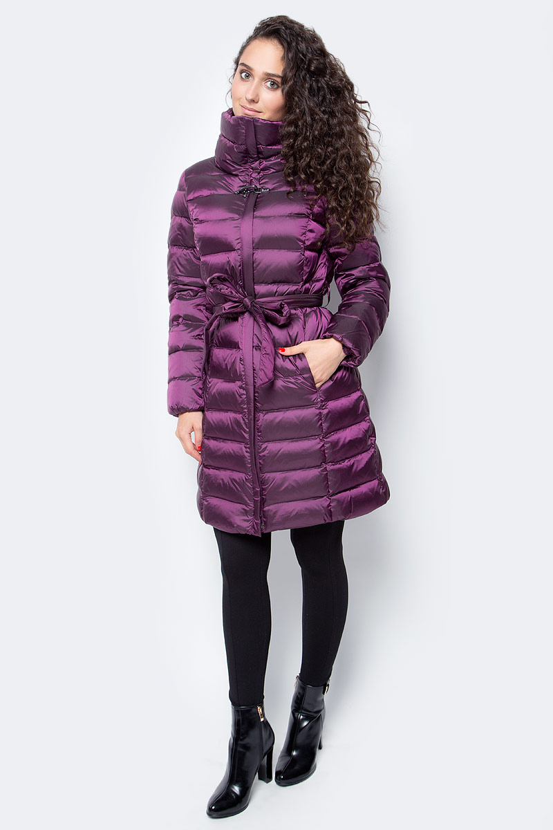 Пуховик женский Baon, цвет: фиолетовый. B007517_Bright Plum. Размер S (44)B007517_Bright Plum Пуховик женский Baon, цвет: фиолетовый. B007517_Bright Plum. Размер S (44)B007517_Bright PlumЖенский пуховик от Baon, выполненный из приятного на ощупь материала, поднимет своей яркостью настроение вам и всем окружающим. Изделие имеет слегка приталенный силуэт, подчеркнутый завязывающимся поясом. Воротник-труба и внутренняя эластичная прострочка манжет создают преграду для холода и ветра. По бокам расположены карманы на молнии. Пуховик застегивается на молнию и на металлический карабин, расположенный на груди.
