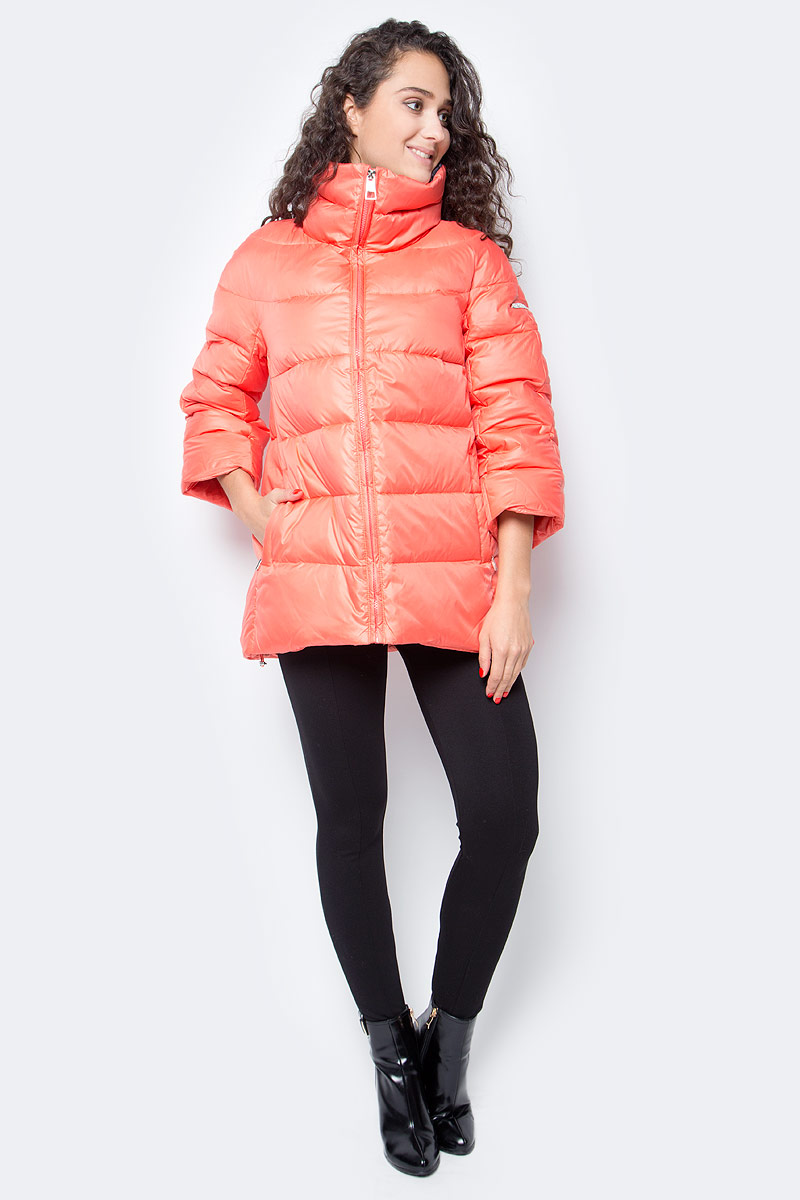Пуховик женский Baon, цвет: оранжевый. B007504_Cold Orange. Размер XL (50)B007504_Cold Orange Пуховик женский Baon, цвет: оранжевый. B007504_Cold Orange. Размер XL (50)B007504_Cold OrangeЖенский пуховик от Baon выполнен из ветрозащитного курточного материала. Изделие имеет слегка расклешенный крой, цельные рукава длиной 3/4 и заниженную линию спинки. Воротник-труба защищает от холода и ветра. Модель застегивается на молнию, по бокам расположены карманы с застежками-молниями. Объем нижней части изделия регулируется при помощи кулиски с утяжкой. Подкладка этого пуховика украшена цветочным узором, который будет поднимать вам настроение в морозную погоду.