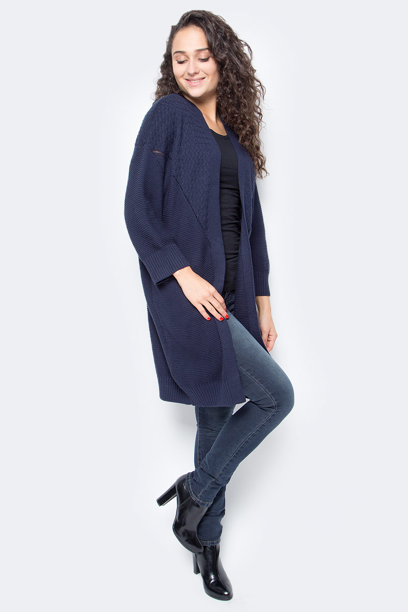 Кардиган женский Baon, цвет: синий. B147512_Dark Navy. Размер S (44)B147512_Dark Navy Кардиган женский Baon, цвет: синий. B147512_Dark Navy. Размер S (44)B147512_Dark NavyТеплый и уютный кардиган от Baon выручит вас в холодную погоду. Изделие имеет актуальный силуэт оверсайз, образующийся за счет прямого кроя и прямой линии пройм. Модель украшена вязаным рисунком с ажурными и рельефными элементами.