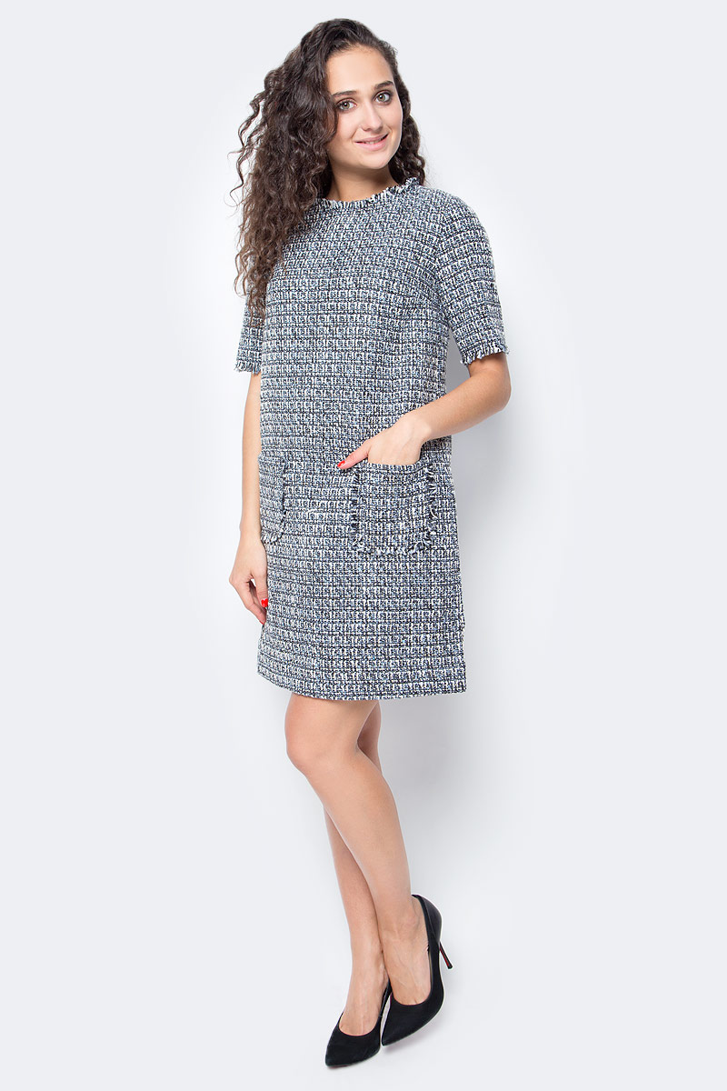 Платье Baon, цвет: серый, голубой. B457515_Myosotis Jacquard. Размер L (48)B457515_Myosotis Jacquard Платье Baon, цвет: серый, голубой. B457515_Myosotis Jacquard. Размер L (48)B457515_Myosotis JacquardЭлегантное твидовое платье от Baon на шелковистой подкладке создано специально для поклонниц лаконичной роскоши. В таком наряде вы будете чувствовать себя самой элегантной и стильной. Модель имеет прямой крой, помогающий скрывать недостатки фигуры и делать акцент на ее достоинствах. Платье застегивается при помощи молнии, расположенной на спине. Передняя часть изделия декорирована карманами.