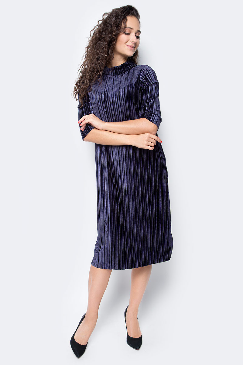 Платье Baon, цвет: темно-синий. B457557_Dark Navy. Размер S (44)B457557_Dark Navy Платье Baon, цвет: темно-синий. B457557_Dark Navy. Размер S (44)B457557_Dark NavyСочетание лаконичного кроя и роскошного материала - залог успеха этого изделия. Платье от Baon, выполненное из бархата с рельефным узором, станет украшением вашего вечернего гардероба. Модель имеет прямой крой, короткие рукава и воротник-стойку. На спине расположена застежка-молния.