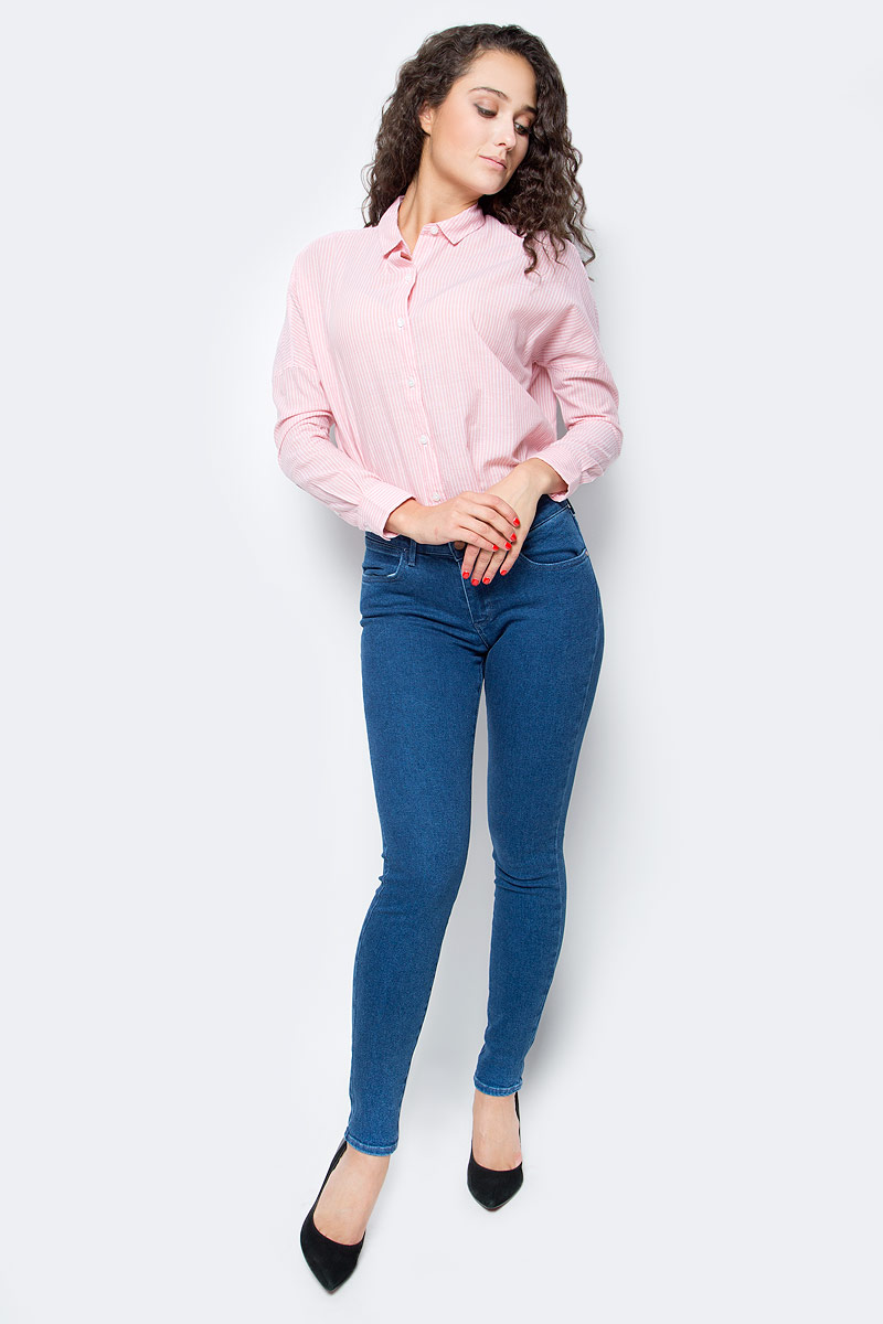Джинсы женские Wrangler, цвет: синий. W28K6196K. Размер 26-32 (42-32)W28K6196K Джинсы женские Wrangler, цвет: синий. W28K6196K. Размер 26-32 (42-32)W28K6196KЖенские джинсы Wrangler станут отличным дополнением к вашему гардеробу. Джинсы выполнены из эластичного хлопка. Изделие мягкое и приятное на ощупь, не сковывает движения и позволяет коже дышать.Модель зауженного кроя на поясе застегивается на металлическую пуговицу и ширинку на металлической застежке-молнии, а также предусмотрены шлевки для ремня. Модель имеет классический пятикарманный крой: спереди расположены два втачных кармана и один маленький кармашек, а сзади - два накладных кармана.Современный дизайн, отличное качество и расцветка делают эти джинсы модным, стильным и практичным предметом мужской одежды. Такая модель подарит вам комфорт в течение всего дня.