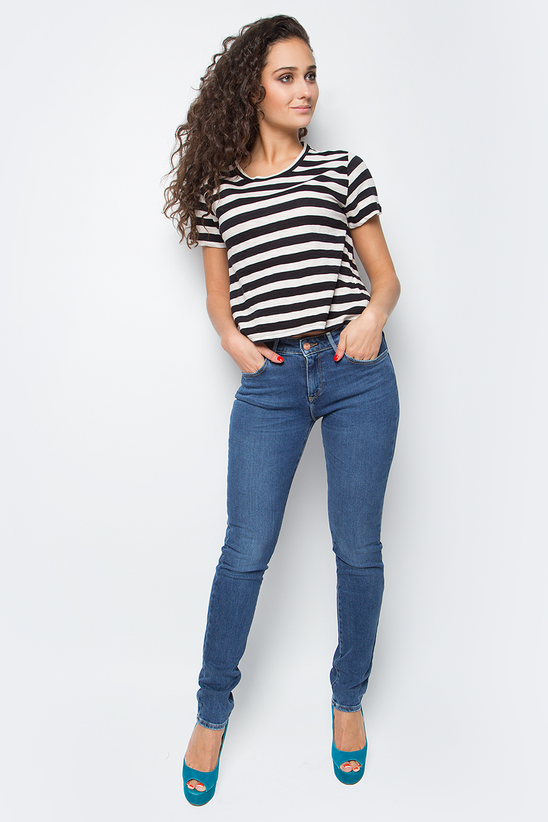 Джинсы женские Wrangler Body Bespoke, цвет: синий. W28L70016. Размер 26-32 (42-32)W28L70016 Джинсы женские Wrangler Body Bespoke, цвет: синий. W28L70016. Размер 26-32 (42-32)W28L70016Женские джинсы Wrangler станут отличным дополнением к вашему гардеробу. Джинсы выполнены из эластичного хлопка. Изделие мягкое и приятное на ощупь, не сковывает движения и позволяет коже дышать.Модель зауженного кроя на поясе застегивается на металлическую пуговицу и ширинку на металлической застежке-молнии, а также предусмотрены шлевки для ремня. Модель имеет классический пятикарманный крой: спереди расположены два втачных кармана и один маленький кармашек, а сзади - два накладных кармана.Современный дизайн, отличное качество и расцветка делают эти джинсы модным, стильным и практичным предметом женской одежды. Такая модель подарит вам комфорт в течение всего дня.