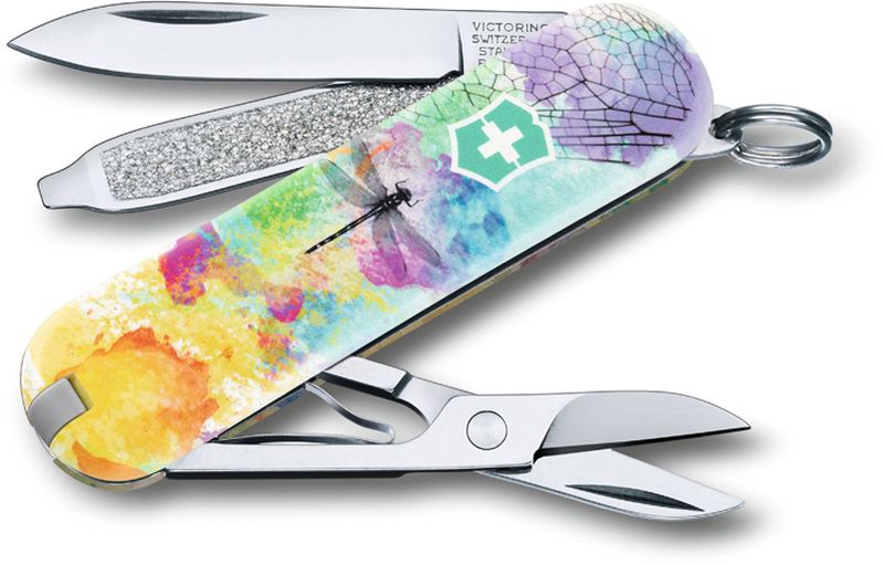 Нож-брелок Victorinox Classic. Dragonfly, длина 5,8 см0.6223.L1701 Нож-брелок Victorinox Classic. Dragonfly, длина 5,8 см0.6223.L1701В 2017 году компания Victorinox в шестой раз организовала конкурс на лучший дизайн для своей коллекции ножей Classic Limited Edition. В первый раз авторам была предложена тема животные земного шара.Со всего мира поступило свыше 1250 творческих идей!Коллекция 2017 года была разработана дизайнерами из Швейцарии, Германии, Румынии, Мексики, Австралии и США. Представители огромного числа стран предложили большое количество самых разных дизайнов. Идеи варьировались от светлячков и древесных личинок до разноцветных стрекоз.Мы отобрали десять наиболее популярных дизайнов.Перочинный нож из лимитированной коллекции CLASSIC 2016 имеет 7 функций:1. Лезвие2. Пилка для ногтей с:3. - Отвёрткой4. Ножницы5. Кольцо для ключей6. Пинцет7. ЗубочисткаДизайн рукояти: DragonflyВ комплекте: чёрный чехол из искусственной кожиРекомендуемые аксессуары:Инструмент для заточки: 4.3311, 4.3323Держатели на ремень: 4.1853, 4.1858, 4.1859, 4.1860Цепочки длинные: 4.1813, 4.1814, 4.1815Цепочки короткие: 4.1820Комбинированные цепочки: 4.1854Шнурок с карабином: 4.1879