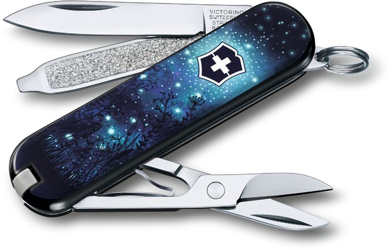 Нож-брелок Victorinox Classic. Glimmers, длина 5,8 см0.6223.L1705 Нож-брелок Victorinox Classic. Glimmers, длина 5,8 см0.6223.L1705В 2017 году компания Victorinox в шестой раз организовала конкурс на лучший дизайн для своей коллекции ножей Classic Limited Edition. В первый раз авторам была предложена тема животные земного шара.Со всего мира поступило свыше 1250 творческих идей!Коллекция 2017 года была разработана дизайнерами из Швейцарии, Германии, Румынии, Мексики, Австралии и США. Представители огромного числа стран предложили большое количество самых разных дизайнов. Идеи варьировались от светлячков и древесных личинок до разноцветных стрекоз.Мы отобрали десять наиболее популярных дизайнов.Перочинный нож из лимитированной коллекции CLASSIC 2016 имеет 7 функций:1. Лезвие2. Пилка для ногтей с:3. - Отвёрткой4. Ножницы5. Кольцо для ключей6. Пинцет7. ЗубочисткаДизайн рукояти: GlimmersВ комплекте: чёрный чехол из искусственной кожиРекомендуемые аксессуары:Инструмент для заточки: 4.3311, 4.3323Держатели на ремень: 4.1853, 4.1858, 4.1859, 4.1860Цепочки длинные: 4.1813, 4.1814, 4.1815Цепочки короткие: 4.1820Комбинированные цепочки: 4.1854Шнурок с карабином: 4.1879