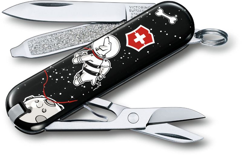 Нож-брелок Victorinox Classic. Space Walk, длина 5,8 см0.6223.L1707 Нож-брелок Victorinox Classic. Space Walk, длина 5,8 см0.6223.L1707В 2017 году компания Victorinox в шестой раз организовала конкурс на лучший дизайн для своей коллекции ножей Classic Limited Edition. В первый раз авторам была предложена тема животные земного шара.Со всего мира поступило свыше 1250 творческих идей!Коллекция 2017 года была разработана дизайнерами из Швейцарии, Германии, Румынии, Мексики, Австралии и США. Представители огромного числа стран предложили большое количество самых разных дизайнов. Идеи варьировались от светлячков и древесных личинок до разноцветных стрекоз.Мы отобрали десять наиболее популярных дизайнов.Перочинный нож из лимитированной коллекции CLASSIC 2016 имеет 7 функций:1. Лезвие2. Пилка для ногтей с:3. - Отвёрткой4. Ножницы5. Кольцо для ключей6. Пинцет7. ЗубочисткаДизайн рукояти: Space WalkВ комплекте: чёрный чехол из искусственной кожиРекомендуемые аксессуары:Инструмент для заточки: 4.3311, 4.3323Держатели на ремень: 4.1853, 4.1858, 4.1859, 4.1860Цепочки длинные: 4.1813, 4.1814, 4.1815Цепочки короткие: 4.1820Комбинированные цепочки: 4.1854Шнурок с карабином: 4.1879