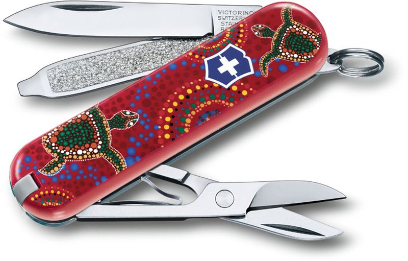 Нож-брелок Victorinox Classic. Turtles Down Under, длина 5,8 см0.6223.L1710 Нож-брелок Victorinox Classic. Turtles Down Under, длина 5,8 см0.6223.L1710В 2017 году компания Victorinox в шестой раз организовала конкурс на лучший дизайн для своей коллекции ножей Classic Limited Edition. В первый раз авторам была предложена тема животные земного шара.Со всего мира поступило свыше 1250 творческих идей!Коллекция 2017 года была разработана дизайнерами из Швейцарии, Германии, Румынии, Мексики, Австралии и США. Представители огромного числа стран предложили большое количество самых разных дизайнов. Идеи варьировались от светлячков и древесных личинок до разноцветных стрекоз.Мы отобрали десять наиболее популярных дизайнов.Перочинный нож из лимитированной коллекции CLASSIC 2016 имеет 7 функций:1. Лезвие2. Пилка для ногтей с:3. - Отвёрткой4. Ножницы5. Кольцо для ключей6. Пинцет7. ЗубочисткаДизайн рукояти: Turtles Down UnderВ комплекте: чёрный чехол из искусственной кожиРекомендуемые аксессуары:Инструмент для заточки: 4.3311, 4.3323Держатели на ремень: 4.1853, 4.1858, 4.1859, 4.1860Цепочки длинные: 4.1813, 4.1814, 4.1815Цепочки короткие: 4.1820Комбинированные цепочки: 4.1854Шнурок с карабином: 4.1879