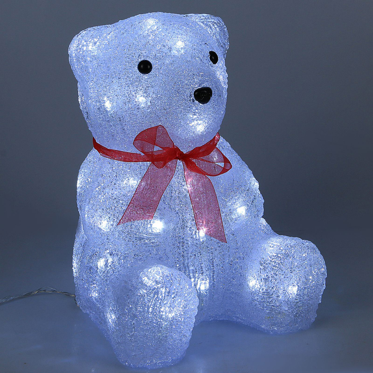 Фигурка новогодняя Luazon Медведь, 20 х 22 х 30 см2310852 Фигурка новогодняя Luazon Медведь, 20 х 22 х 30 см2310852Появившись относительно недавно, акриловые световые объемные фигуры быстро стали стильным и оригинальным украшением каждого праздника.Акриловые фигуры светодиодные, яркие и декоративные, эффектно выглядят в любом месте и в любой обстановке. Надувные фигуры оленей, белых медведей, экзотических птиц и новогодних персонажей прекрасно смотрятся на детских площадках, у новогодней елки, в вестибюле гостиницы, в кафе, в ресторане, у загородного дома.Изделия из акрила внешне напоминают фигуры изо льда и снега, но не зависят от погодных условий, не боятся воды и перепадов температуры. Это делает их удобными для установки на открытом воздухе – в парках, садах, на площадках.Большое количество светодиодов, современный материал (прочный акрил), оригинальность формы, простая и безопасная эксплуатация делают такие фигуры прекрасным украшением парковых зон и мест отдыха.Могут быть установлены в любом месте: и на открытом воздухе, и внутри зданий. Такие фигуры прекрасно дополняют декоративное оформление праздников, так как создают необычную атмосферу и хорошее настроение. И хотя основной период использования таких фигур – новогодние дни, летом они тоже смотрятся эффектно и стильно.С того времени, как световые скульптуры из акрила впервые появились в нашей стране, они быстро стали популярными, и популярность эта продолжает расти. Каждый год мы предлагаем вам новые оригинальные конструкции, способные украсить любое место.