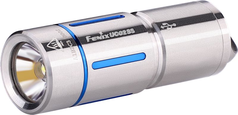 Фонарь ручной Fenix UC02SS, цвет: серебристый, голубойUC02SSblue Фонарь ручной Fenix UC02SS, цвет: серебристый, голубойUC02SSblueОписание фонаря Fenix UC02SS:Модель Fenix UC02SS сделана как можно более компактной, удобной и надежной. Этот фонарь работает всего на одном диоде — белом Cree XP-G2 S2. Особенность такого диода состоит в большой продолжительности его жизни. Он предоставит более 50 тысяч часов освещения. Максимально доступная для UC02SS яркость составляет 130 люмен. Это не так уж мало для фонаря-брелока и позволяет качественно освещать предметы или территорию не только на ближнем, но и на среднем расстоянии. Яркость 130 люмен дает режим High. В данном случае, дистанция освещения составляет 48 метров, а до полной разрядки аккумулятора фонарь проработает 25 минут. Второй режим гораздо более экономный. Он дает всего 10 люмен, что увеличивает время работы до разрядки до 3 часов 50 минут. Радиус освещаемой территории при этом составляет 14 метров.Модель UC02SS работает с аккумулятором, который продается вместе с этим фонарем. Его формат — 10180. Такой аккумулятор можно многократно заряжать вновь, а потому прослужит он по-настоящему долго. Кстати говоря, для зарядки батарею не нужно вынимать из корпуса фонарика. Однако фонарю придется открутить голову, чтобы получить доступ к разъему micro-USB. Зарядка полностью разряженного аккумулятора продлится 45 минут. Когда индикатор переключится с красного на зеленый, процесс зарядки будет завершен.Система управления для Fenix UC02SS реализуется при помощи поворотного кольца, которое расположено в районе головы фонарика. UC02SS не запоминает выбранную яркость и включается всегда в режиме Low.Корпус изготавливается из нержавеющего сплава стали. На нем имеются цветные декоративные вставки, которые могут быть синими или же золотыми. В хвосте фонарика имеется стальная петля, в которую можно продеть темляк, цепочку или же шнурок, который входит в комплект. Соответственно, фонарь можно носить так, как вам будет удобно: на шее, в кармане, в сумке или на ключах.Особенности:маленький по размеру фонарь;в комплект включен аккумулятор;диод, используемый в данной модели, - Cree XP-G2 S2;два режима освещения;верхняя граница яркости -130 люмен;механизм управления — поворотная голова;интегрирован разъем micro-USB;фонарь без аккумулятора весит 18,4 грамма ;корпус сделан стальным и не ржавеет;полная водонепроницаемость корпуса (IP-68).Гарантия: Для покупателей фонариков Fenix UC02SS выдается гарантия на их работу в течение пяти лет.Скачать инструкцию