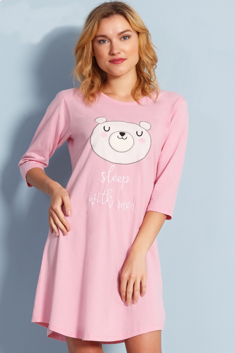 Туника женская Vienettas Secret Мишка Sleep With Me!, цвет: розовый. 704249 0000. Размер M (46)704249 0000 Туника женская Vienettas Secret Мишка Sleep With Me!, цвет: розовый. 704249 0000. Размер M (46)704249 0000Очаровательная туника Мишка Sleep With Me! от Vienettas Secret из натурального хлопка изготовлена для самых стильных и ярких женщин. Материал очень нежный и приятный на ощупь. Модель с круглым вырезом горловины и длинными рукавами дополнена ярким принтом. Лаконичность дизайна, актуальная длина и качественная ткань позволят вам чувствовать себя комфортно и легко даже в самые жаркие дни лета.