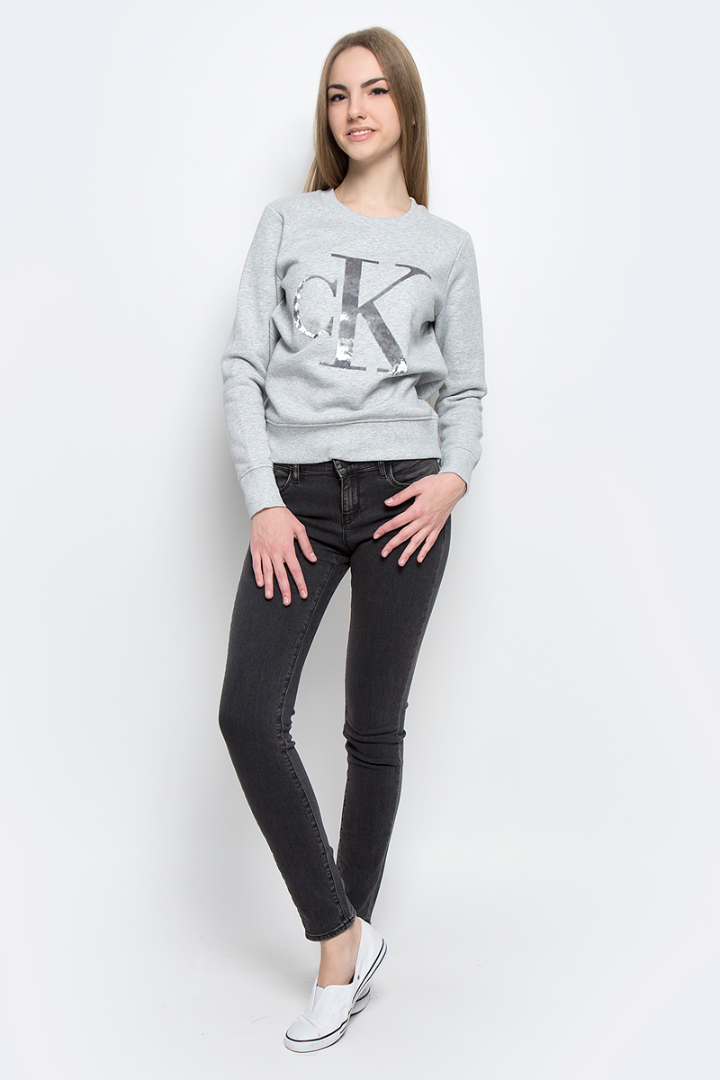 Джинсы женские Calvin Klein Jeans, цвет: темно-серый. J20J204668_9013. Размер 29 (44/46)J20J204668_9013 Джинсы женские Calvin Klein Jeans, цвет: темно-серый. J20J204668_9013. Размер 29 (44/46)J20J204668_9013Стильные женские джинсы Calvin Klein Jeans выполнены из качественного комбинированного материала.Модель-скинни застегивается на металлическую пуговицу в поясе и ширинку на застежке-молнии, имеются шлевки для ремня. Джинсы со стандартной талией имеют классический пятикарманный крой: спереди модель дополнена двумя втачными карманами и одним маленьким накладным кармашком, а сзади - двумя накладными карманами. Изделие оформлено контрастной отстрочкой.