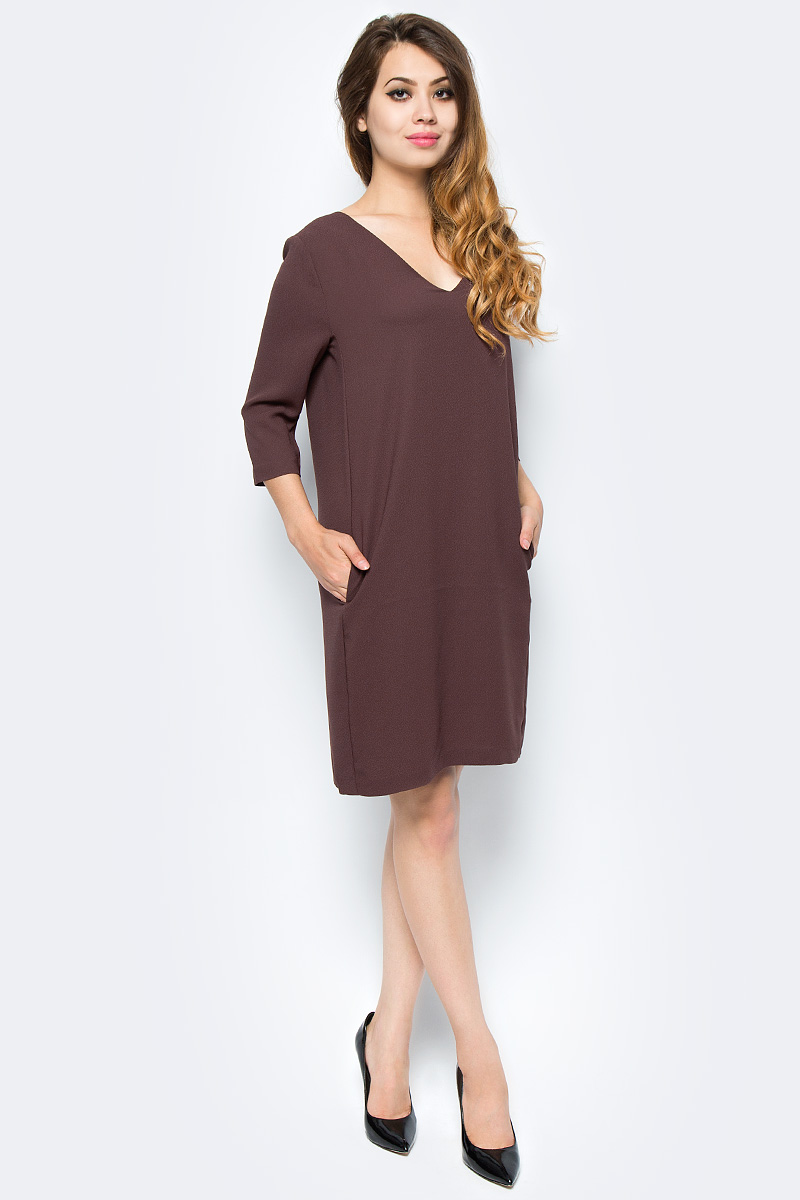 Платье Selected Femme, цвет: темно-коричневый. 16053026. Размер 38 (44)16053026_Puce Платье Selected Femme, цвет: темно-коричневый. 16053026. Размер 38 (44)16053026_PuceМодное платье Selected Femme изготовлено из высококачественного полиэстера. Модель-миди прямого кроя с V-образным вырезом горловины и рукавами 3/4 застегивается на застежку-молнию, расположенную на спинке.