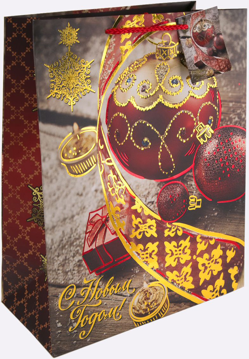 Пакет подарочный Magic Time Красный новогодний шар, 26 х 32,4 х 12,7 см75370 Пакет подарочный Magic Time Красный новогодний шар, 26 х 32,4 х 12,7 см75370Новогодний подарочный пакет Красный новогодний шар от Magic Time - это стильный и практичный вариант упаковки подарка к любимому всеми празднику. Авторский дизайн, красочное изображение, тематический рисунок - все слагаемые оригинального оформления подарка. Окружите близких людей вниманием и заботой, вручив презент в нарядном, праздничном оформлении. Пакет с матовой ламинацией изготовлен из плотной бумаги. Для удобства переноски имеются две веревочные ручки. Дно укреплено картоном. Подарочный пакет с 2-х цветным тиснением придаст дополнительный запоминающийся эффект от подарка или покупки.